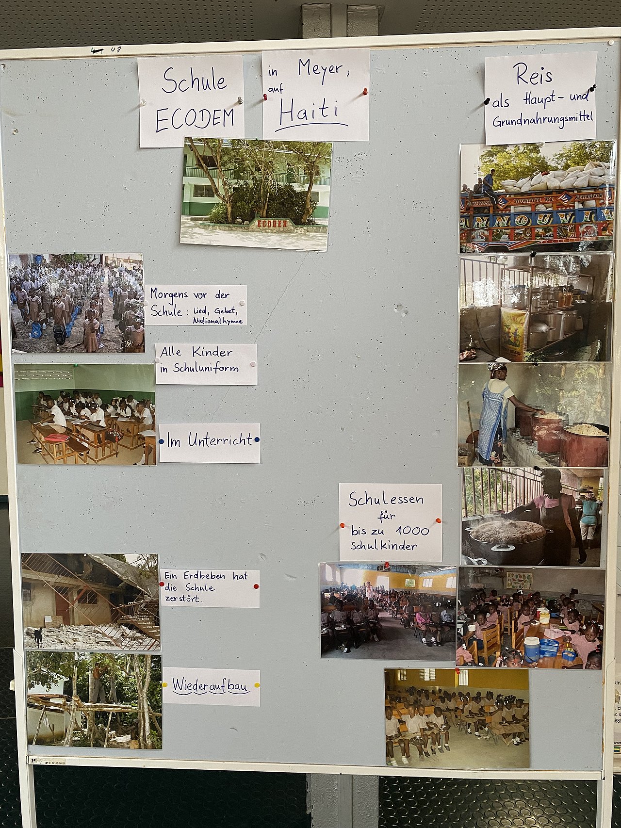Auf einer Stellwand sind für die Kinder Informationen über die Schule in Haiti zusammengestellt.