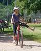 Ein Kind streckt beim Radfahren ein Bein zur Seite weg.