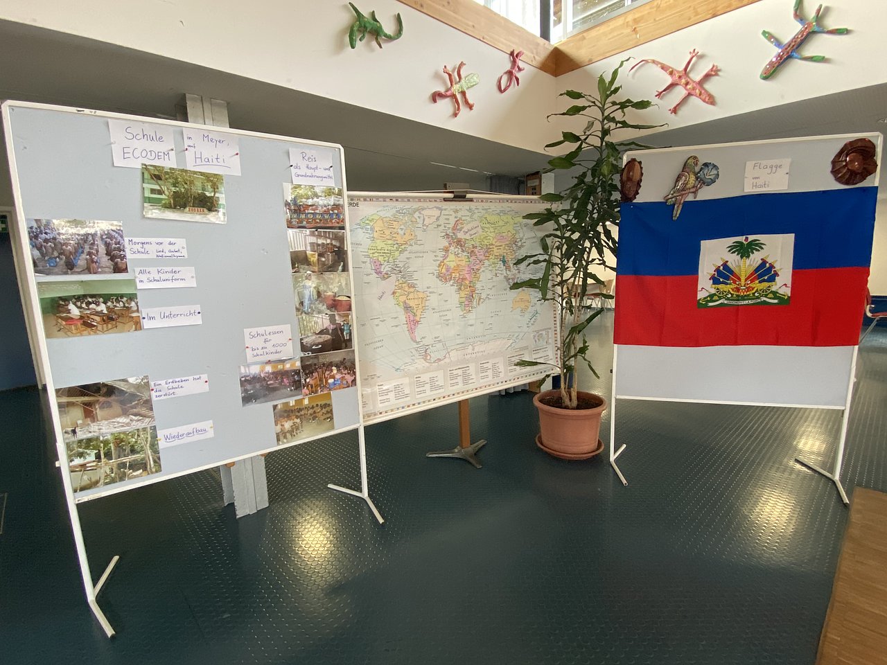 Stellwände zeigen Fotos von der Partnerschule in Haiti.